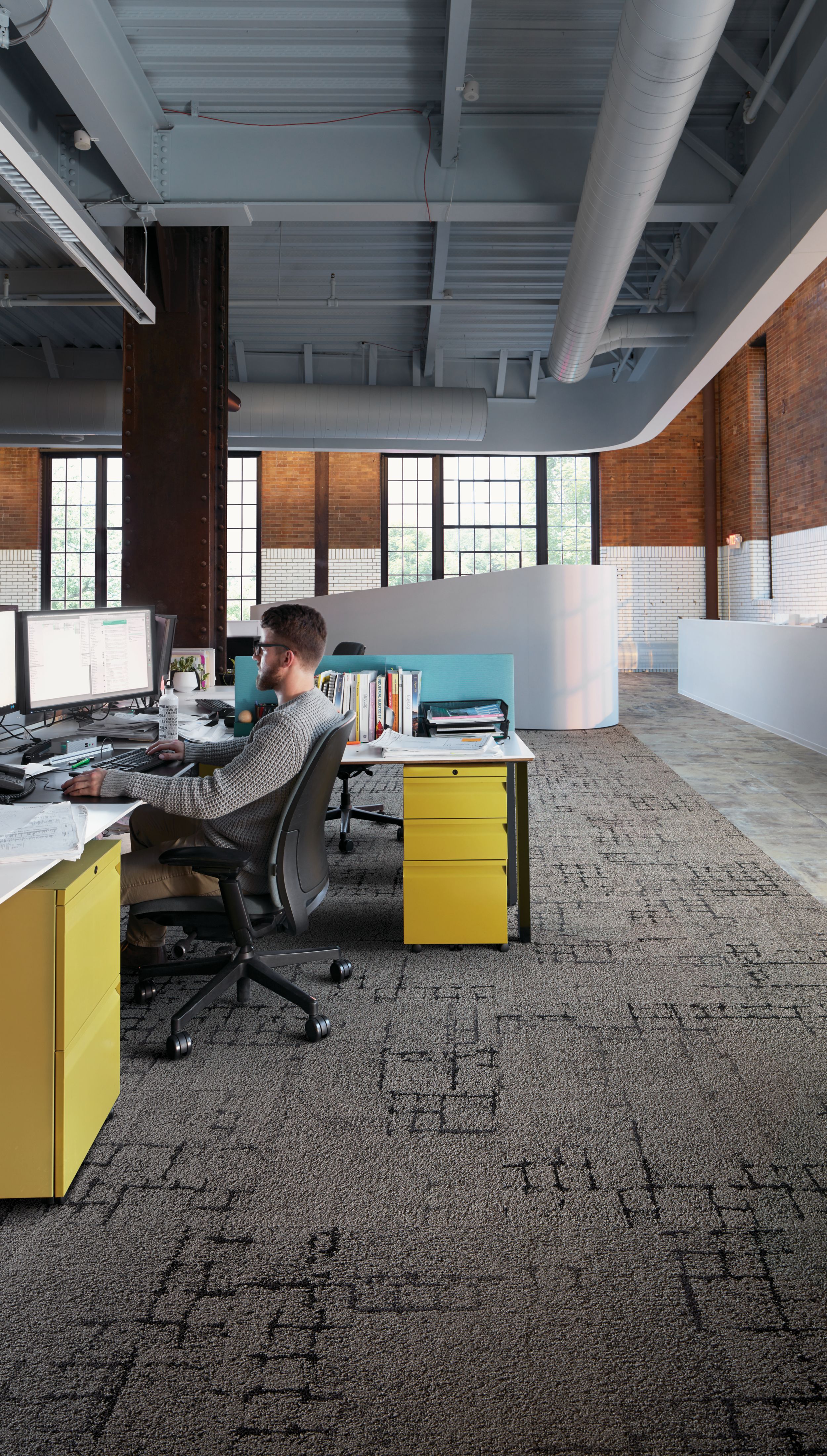 Interface Kerbstone and Sett in Stone carpet tile with Textured Stones LVT in desk area with man working at computer Bildnummer 1